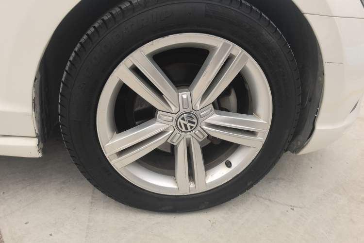 Used Volkswagen Lamando 2015 280TSI DSG Comfort Edition Right Front Wheel Hub
