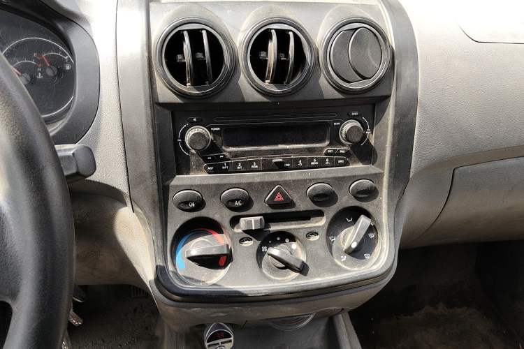 Used Wuling Hongguang 2014 1.5L Base Version Audio And AC Panel