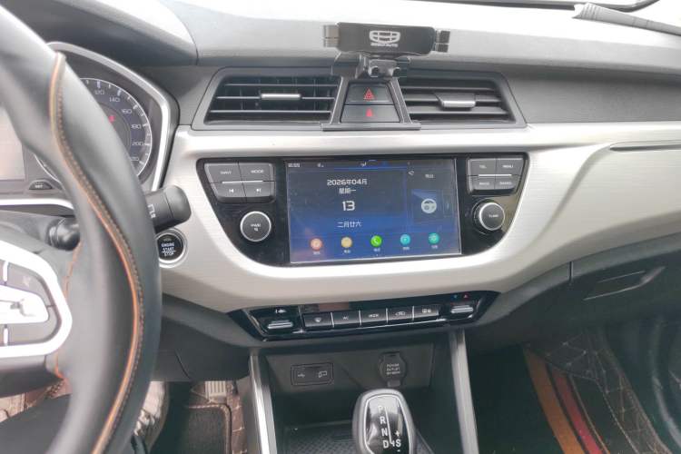 Used Geely Auto Vision X3 2019 Upgraded Model 1.5L CVT Elite Version Audio And AC Panel