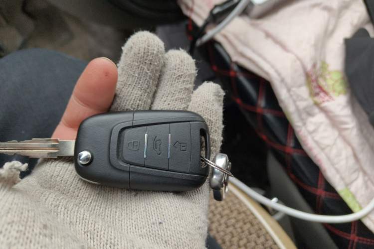 Used SAIC MAXUS Xintu V80 2016 2.5T Manual Aoyuntong National IV Short Wheelbase Mid-Roof 6-Seater