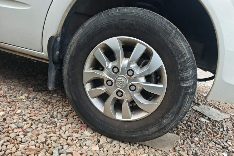 Used SAIC MAXUS Xintu EV80 2023 EV80 PLUS Multi-Functional Passenger Vehicle Short Wheelbase Low Roof Right Front Wheel Hub