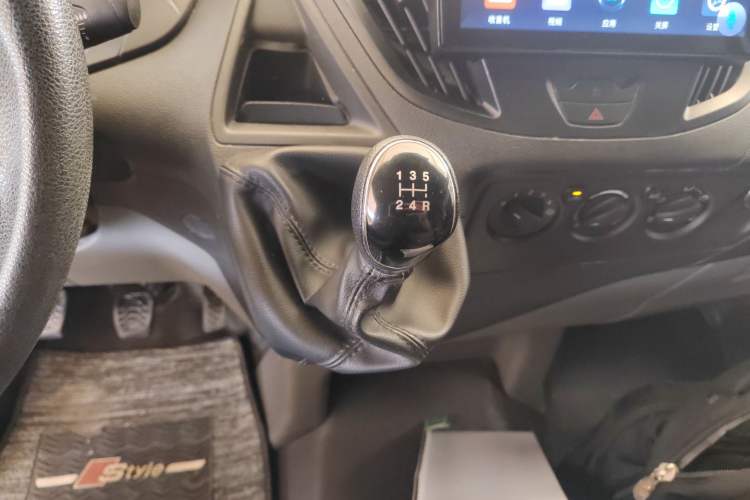 Used Ford Transit 2019 2.0T Diesel Multi-Purpose Commercial Vehicle Short Wheelbase Low Roof 6-Seater China VI Standard