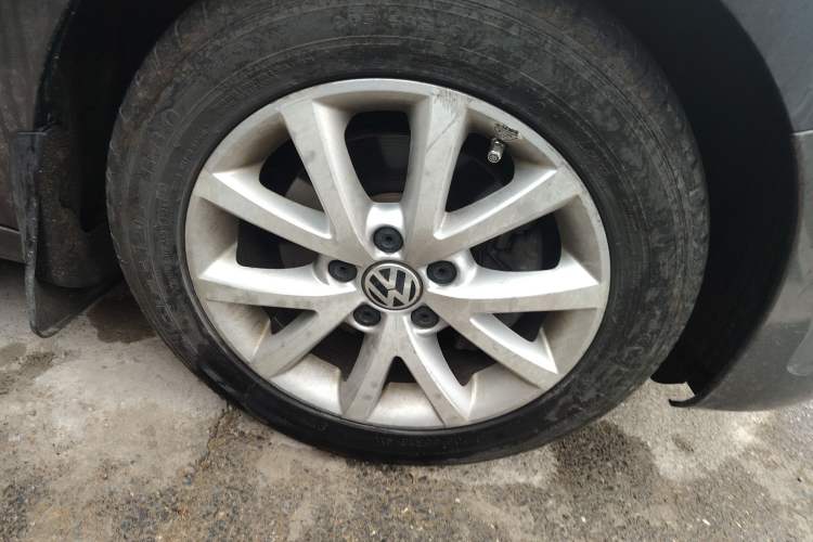 Used Volkswagen Sagitar 2012 1.4TSI Manual Luxury Model Right Front Wheel Hub