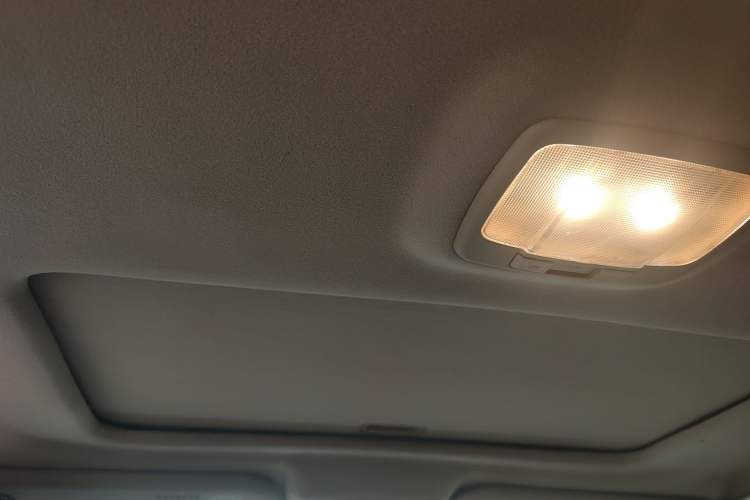 Used Hyundai MoInca 2009 2.0L Automatic Prestige GL Trim
