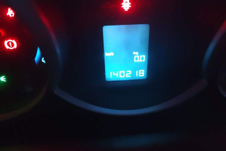 Used Chevrolet Cruze 2013 1.6L SE MT Odometer Close Up