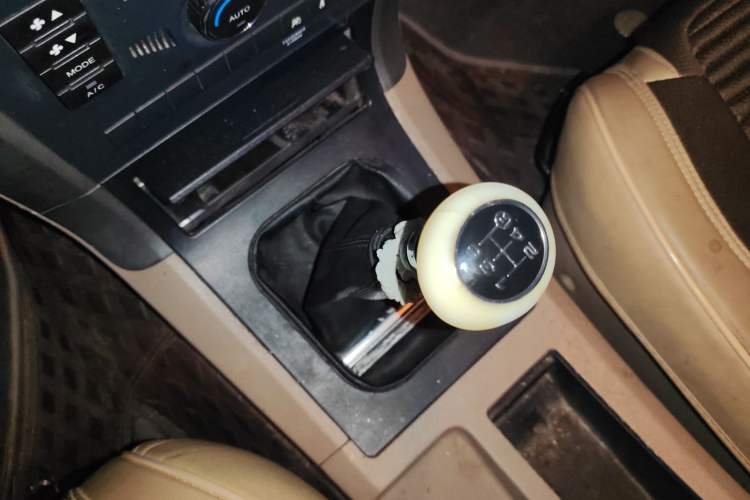 Used Haval H3 2010 Leading Edition 2.5 TCI Two-Wheel Drive Comfort Model Gear Lever