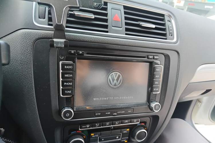 Used Volkswagen Sagitar 2014 Revised Version 1.4TSI Manual Luxury Edition Audio And AC Panel