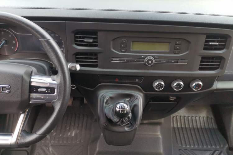 Used JMC Fushun 2025 2.0T 6MT Diesel Short-Wheelbase Mid-Height Commercial Multi-Purpose Passenger Vehicle 5/6 Seats
