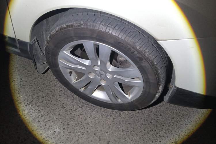 Used Peugeot 3008 2013 1.6THP Automatic Prestige Edition Right Front Wheel Hub