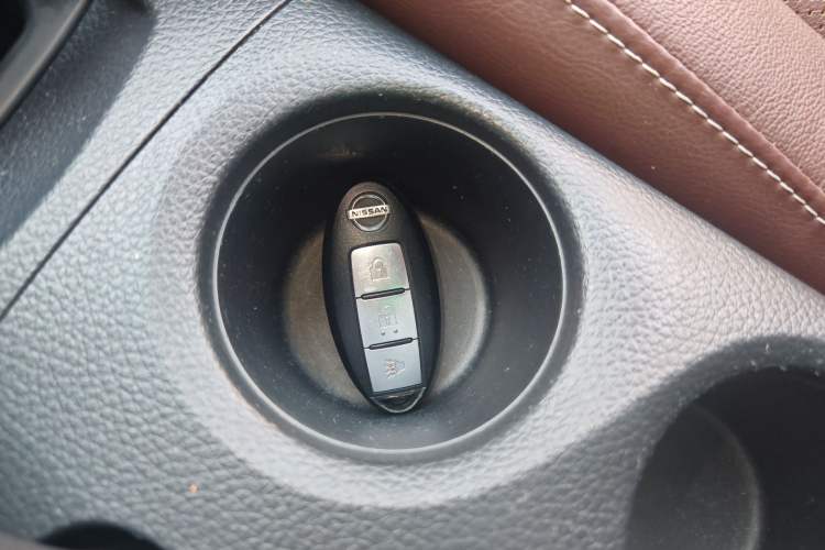 Used Nissan Tiida 2014 1.6L CVT Cool Cafe Edition
