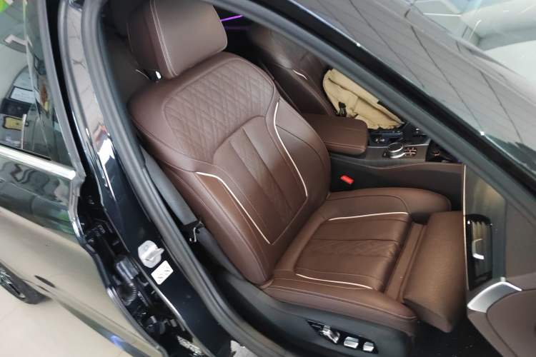 Used BMW 5 Series 2023 530Li Luxury Edition M Sport Package Right Front Seat