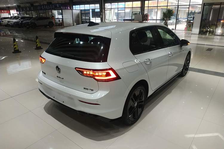 Used Volkswagen Golf 2025 300TSI R-Line Rear Right 45 Deg