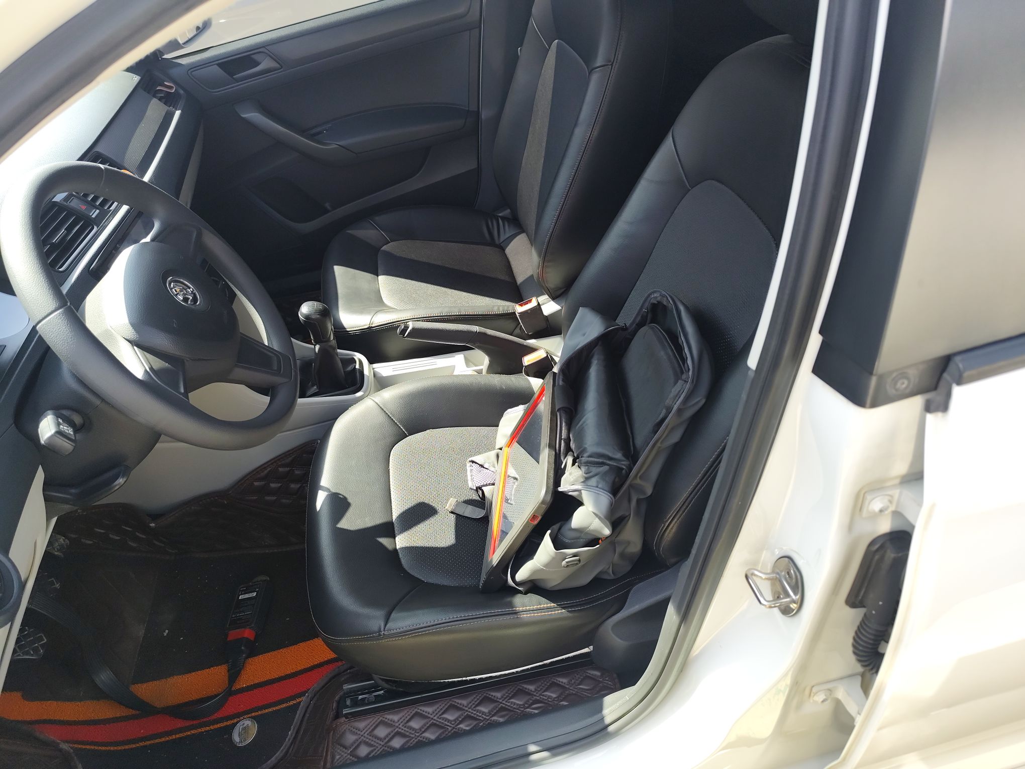 Переднее сиденье в автомобиле