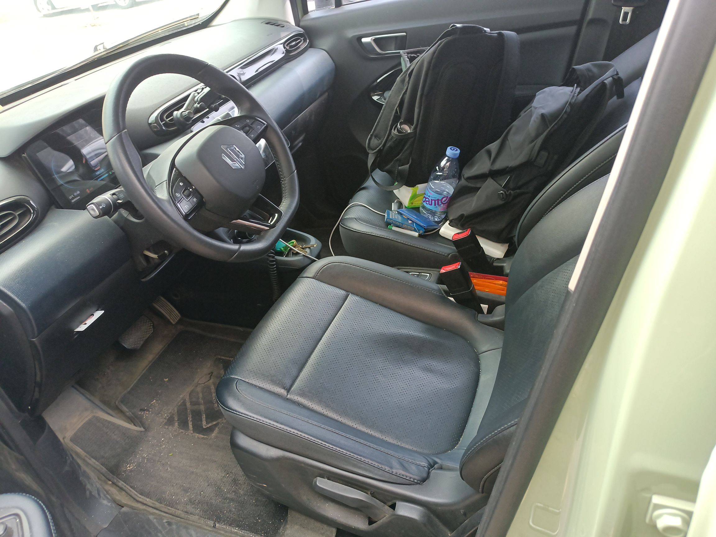 المقاعد الأمامية داخل السيارة