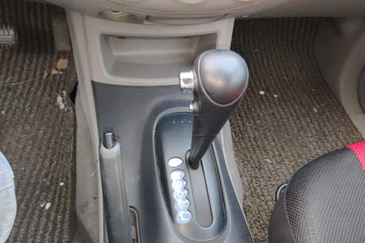 Used Mitsubishi Zinger 2011 2.0L Automatic Luxury Version Gear Lever