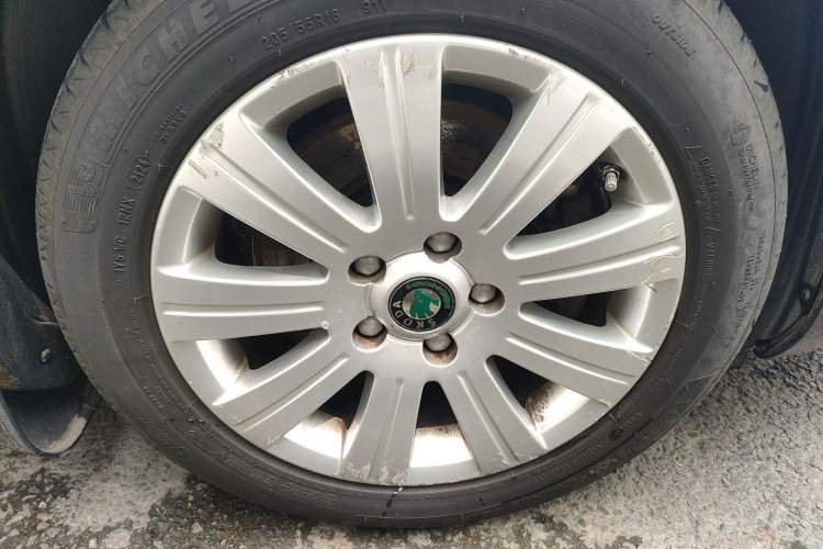 Used Skoda Superb 2012 1.8TSI Automatic Elegant Edition Right Front Wheel Hub