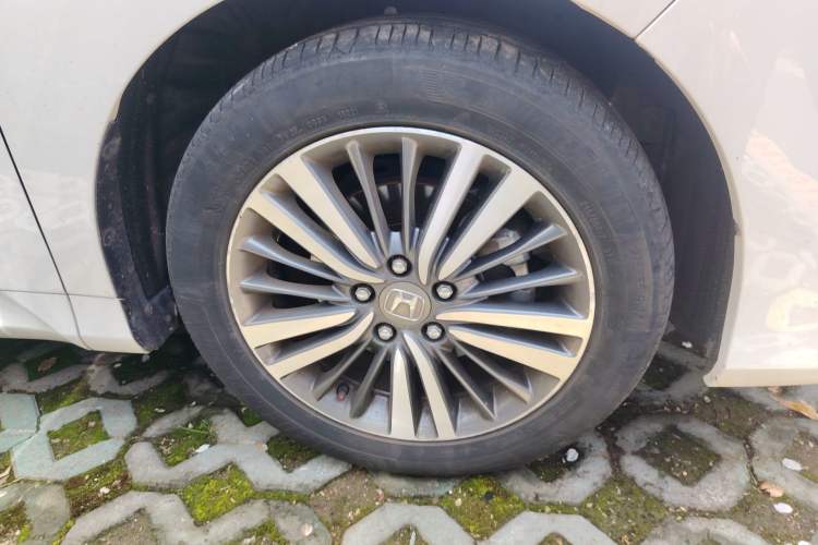 Used Honda Odyssey 2018 2.4L Luxury Edition Right Front Wheel Hub