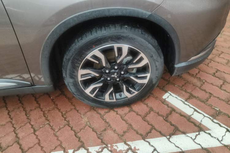 Used Mitsubishi Outlander 2019 2.0L Two-Wheel Drive Comfort Edition 5 Seats China V Standard Right Front Wheel Hub