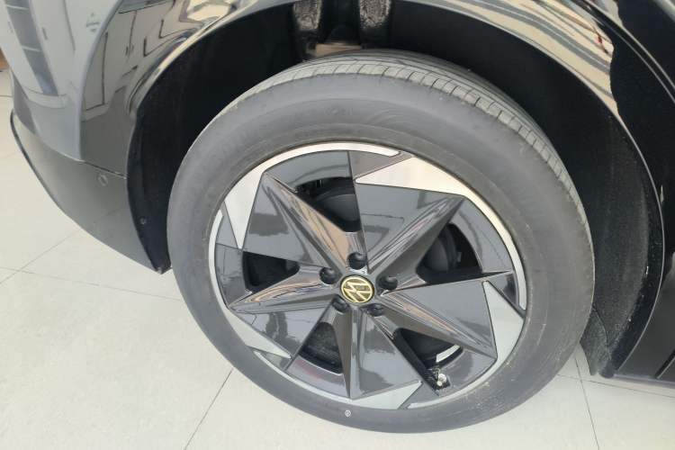 Used Volkswagen ID.UNYX 2025 Pro model Right Rear Wheel Hub