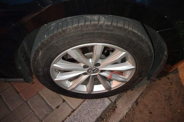 Used Volkswagen Magotan 2019 330TSI DSG Leading Model China VI Standard Right Front Wheel Hub