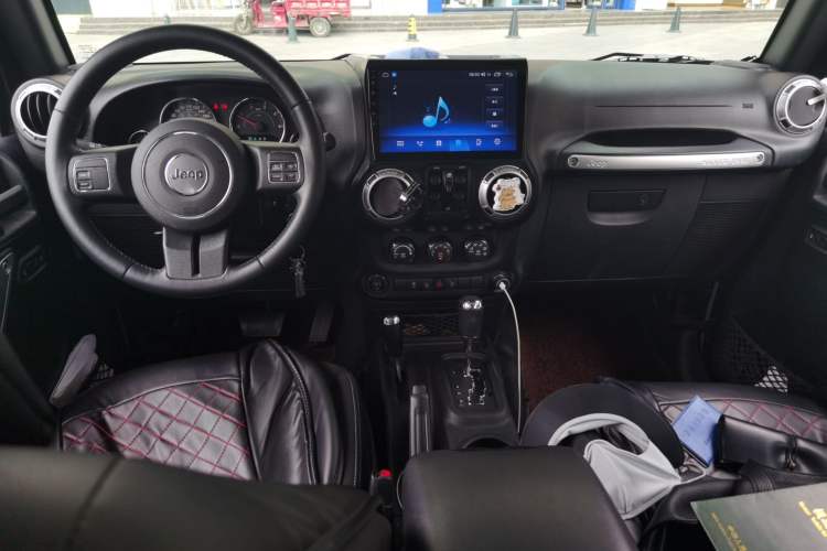 Used Jeep Wrangler 2015 2.8TD Sahara Four-Door Comfort Edition Center Console