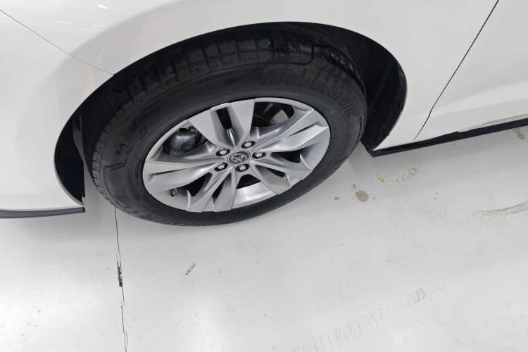 Used Toyota SIENNA 2021 2.5L Hybrid Platinum Edition Left Front Wheel Hub