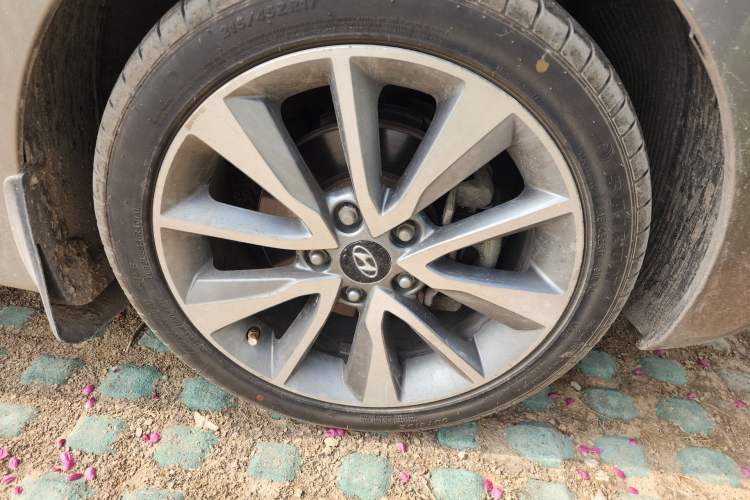Used Hyundai Elantra (5th Generation / Langdong) 2015 1.6L Automatic Leading Model Right Front Wheel Hub