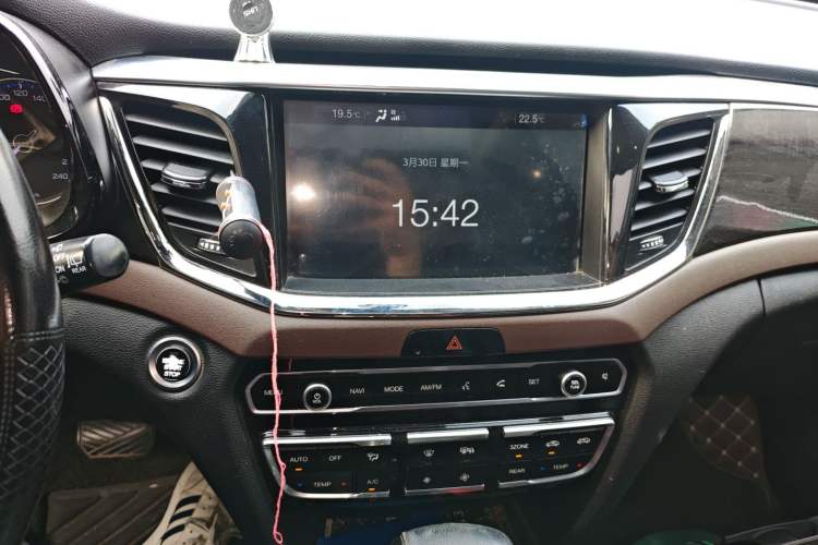 Used GAC Trumpchi GS8 2017 320T Two-Wheel Drive Luxury Smart Connectivity Version (7 Seats) Audio And AC Panel