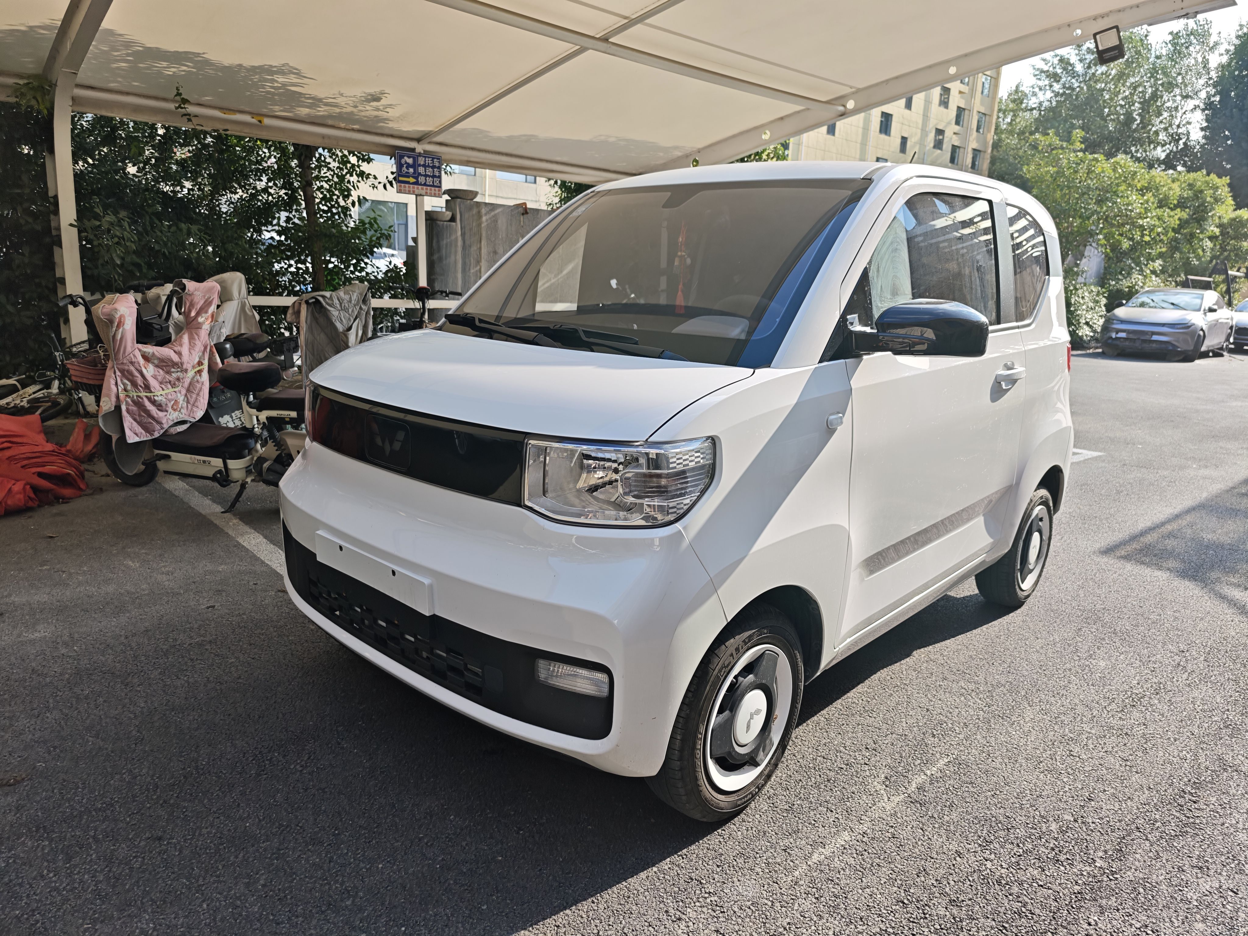 Под передней частью автомобиля