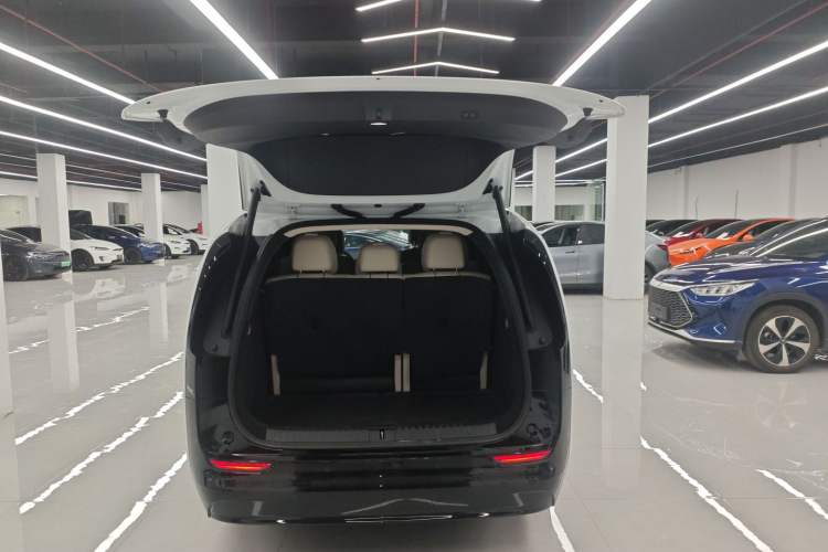 Used Li Auto MEGA 2025 Home Family Special Edition Trunk