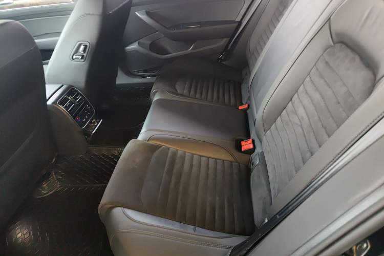 Used Volkswagen Magotan 2017 330TSI DSG Luxury Model Left Rear Seat