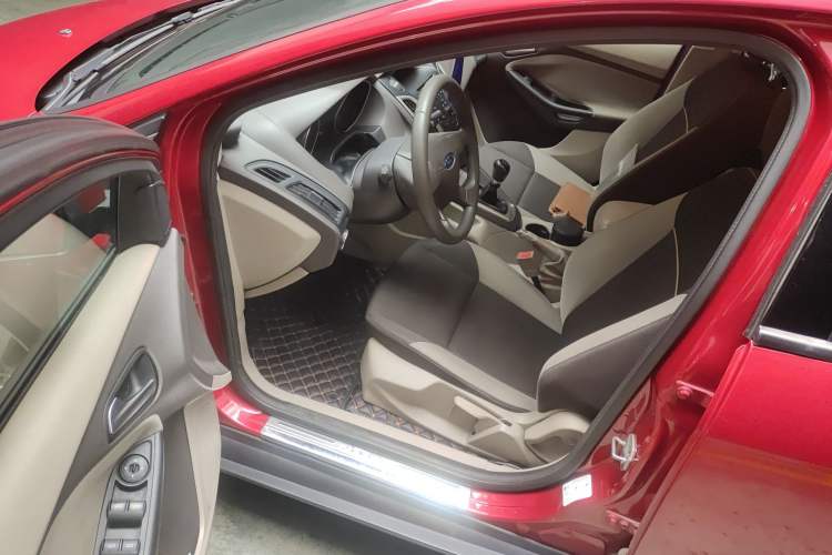 Used Ford Focus 2012 Sedan 1.6L Manual Comfort Model
