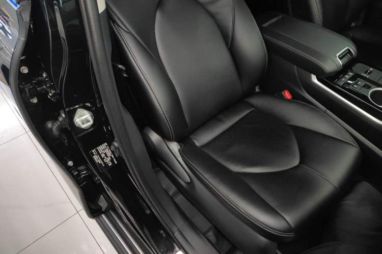 Used Toyota Highlander 2024 2.5L Smart e-Power Dual-Motor All-Wheel-Drive Elite Version – 7 Seats Right Front Seat