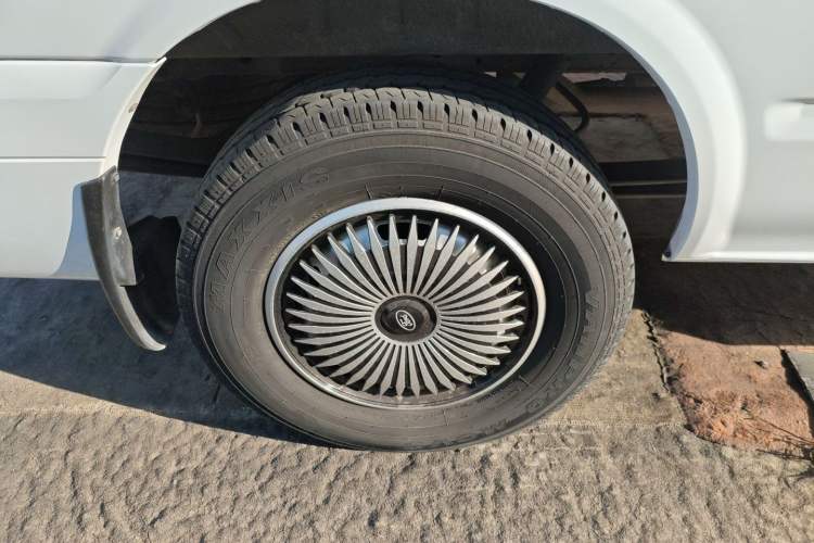 Used JMC Fushun 2023 2.0T Automatic Mid-Range Mid-Roof Commercial Multi-Purpose 7-Seater Passenger Vehicle Right Rear Wheel Hub