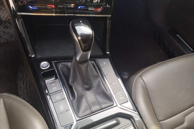 Used Volkswagen Passat 2020 Facelift 330TSI Elite Edition China VI Standard Gear Lever