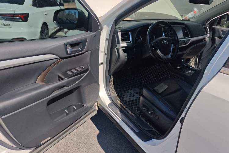 Used Toyota Highlander 2018 2.0T Four-Wheel Drive Luxury Edition 7 Seats China V Emission Standard