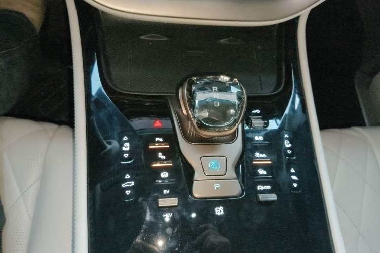 Used Denza D9 2022 DM-i 970 Four-Wheel Drive Prestige Model