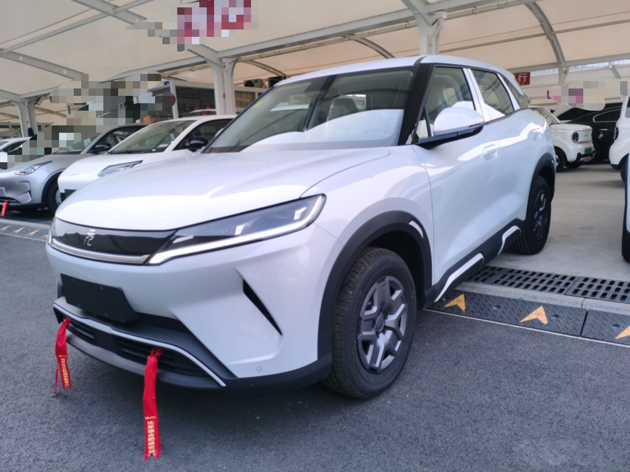 Под передней частью автомобиля