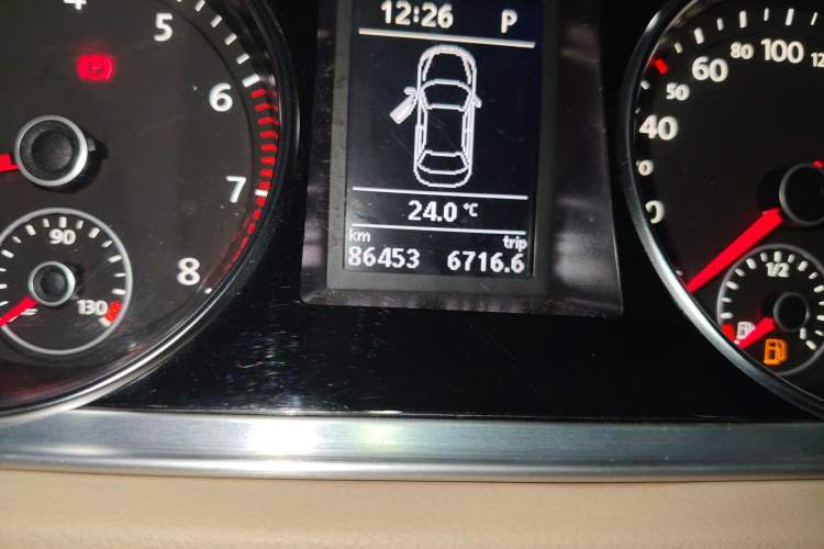 Used Volkswagen FAW-Volkswagen CC 2015 1.8TSI Prestige Model Odometer Close Up