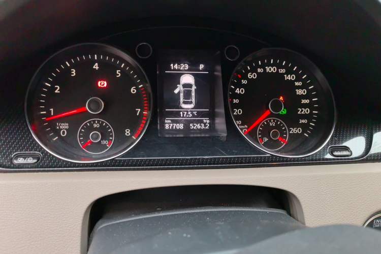 Used Volkswagen Magotan 2015 Facelift 1.8TSI Luxury Model Odometer Close Up