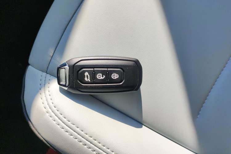 Used JMC Fushun 2025 2.0T 8AT Diesel Mid-Roof Mid-Height Commercial Multi-Purpose 7-Seater Passenger Vehicle