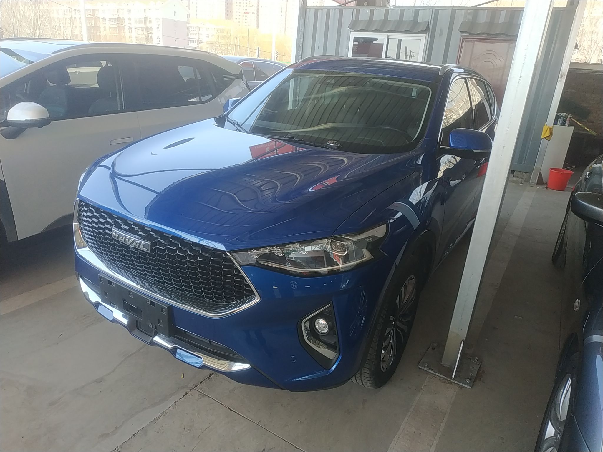 تحت مقدمة السيارة