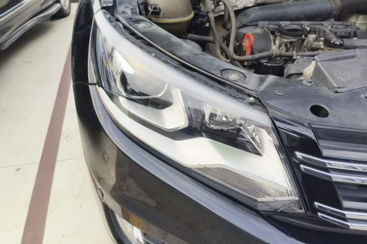 Used Volkswagen Tiguan 2015 1.8TSI Automatic All-Wheel-Drive Luxury Model Right Front Headlight