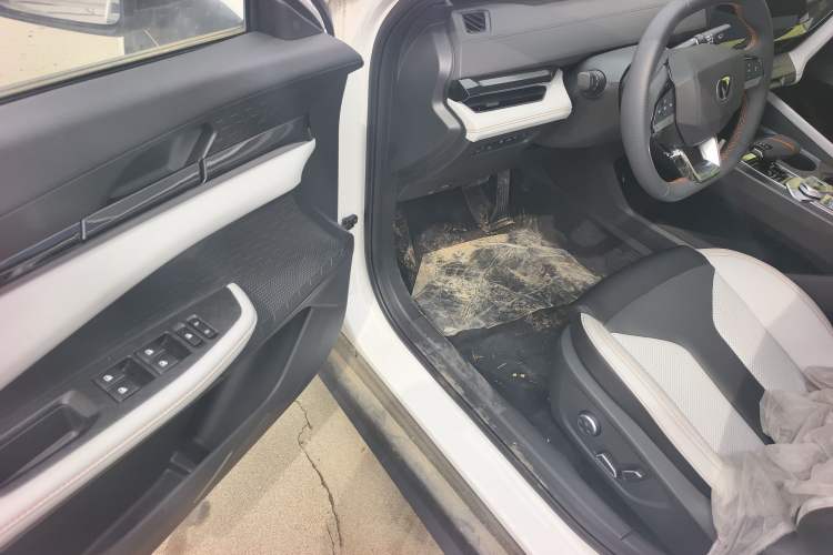 Used Changan UNI-V iDD 2024 Blue Whale Smart Electric iDD 136km Luxury Model