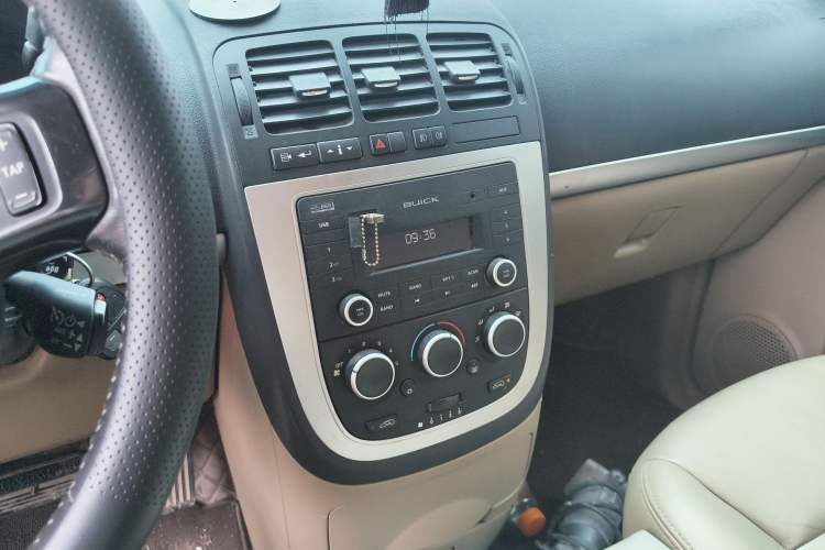 Used Buick GL8 2013 2.4L Executive Edition Audio And AC Panel