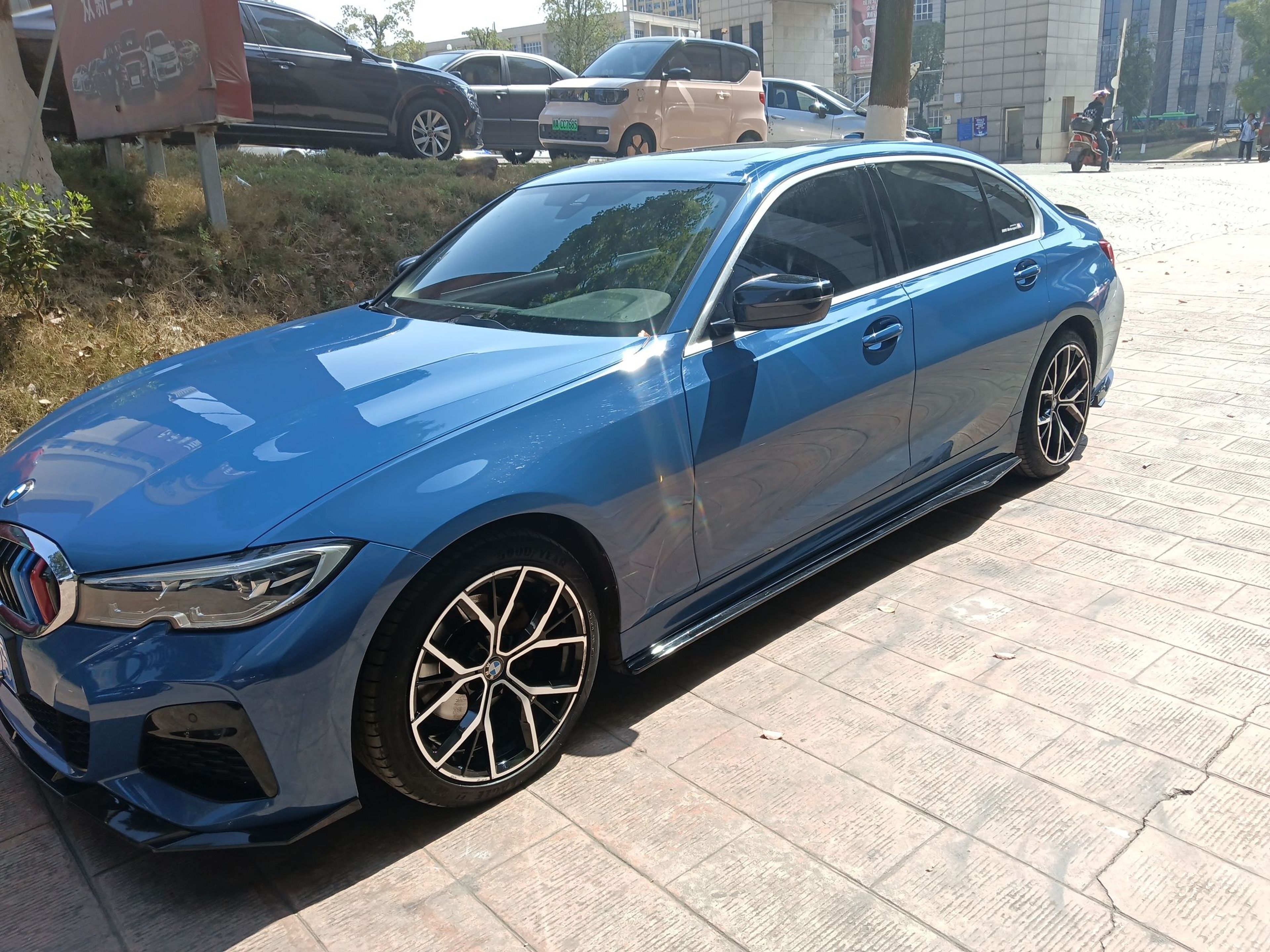 Под передней частью автомобиля