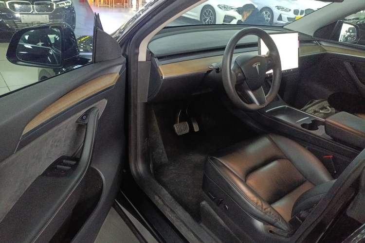 Used Tesla Model Y 2021 Long-Range All-Wheel-Drive Version 3D7