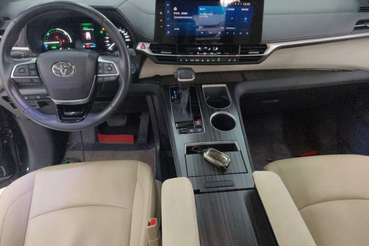 Used Toyota Sienna 2023 2.5L Hybrid Deluxe Edition