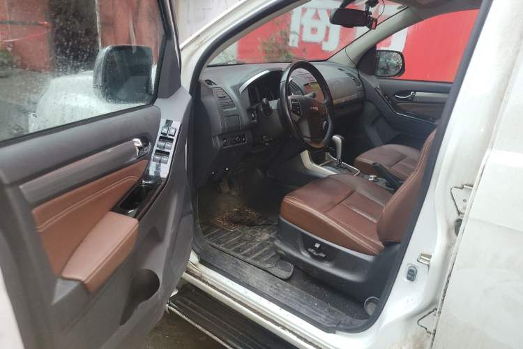 Used Isuzu D-MAX 2018 3.0T Four-Wheel Drive Automatic Ultra-Luxury Version 4JJ1-TC HI
