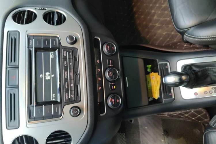 Used Volkswagen Tiguan 2017 300TSI Automatic Two-Wheel Drive Silk Road Comfort Edition Audio And AC Panel